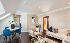 Weybridge - 2 Bed - Parking