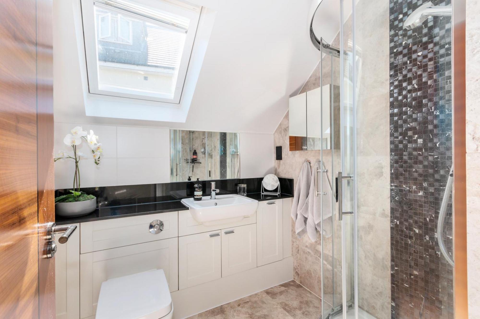 Weybridge - 2 Bed - Parking Apartment Exterior photo