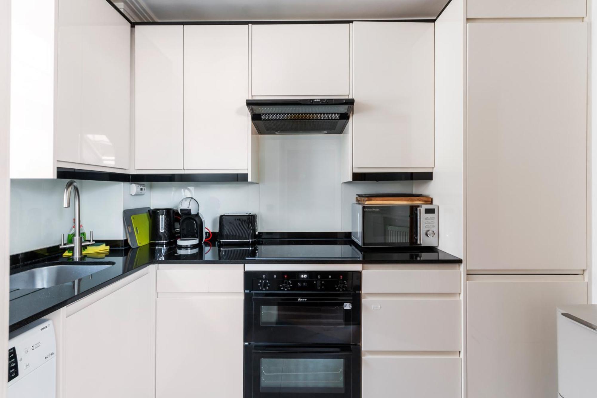 Weybridge - 2 Bed - Parking Apartment Exterior photo